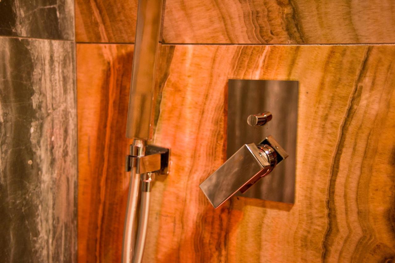 Suite Napoli Sotterranea Con Vasca Idromassaggio ภายนอก รูปภาพ