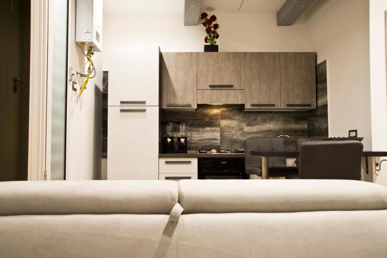 Suite Napoli Sotterranea Con Vasca Idromassaggio ภายนอก รูปภาพ