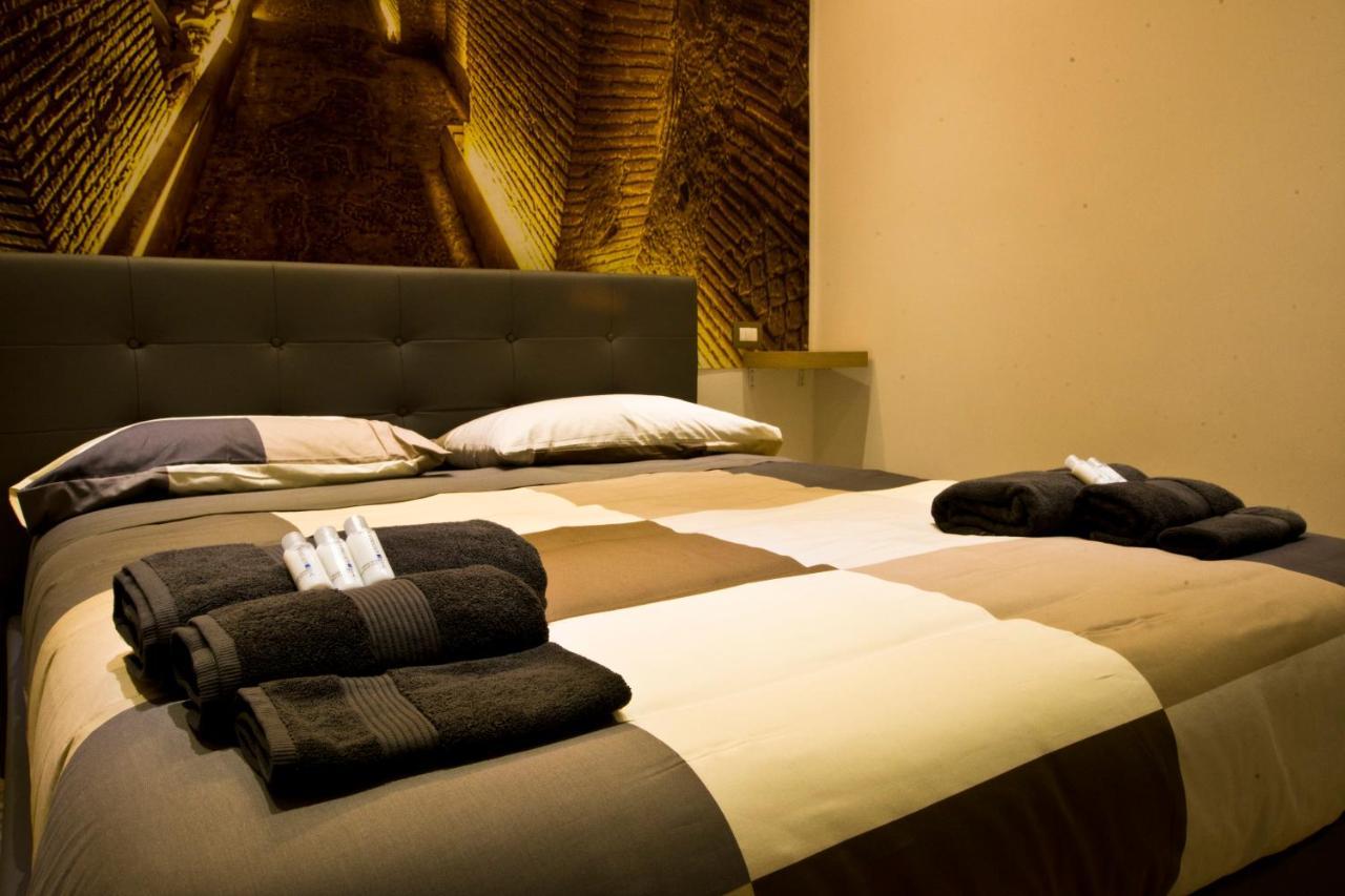 Suite Napoli Sotterranea Con Vasca Idromassaggio ภายนอก รูปภาพ