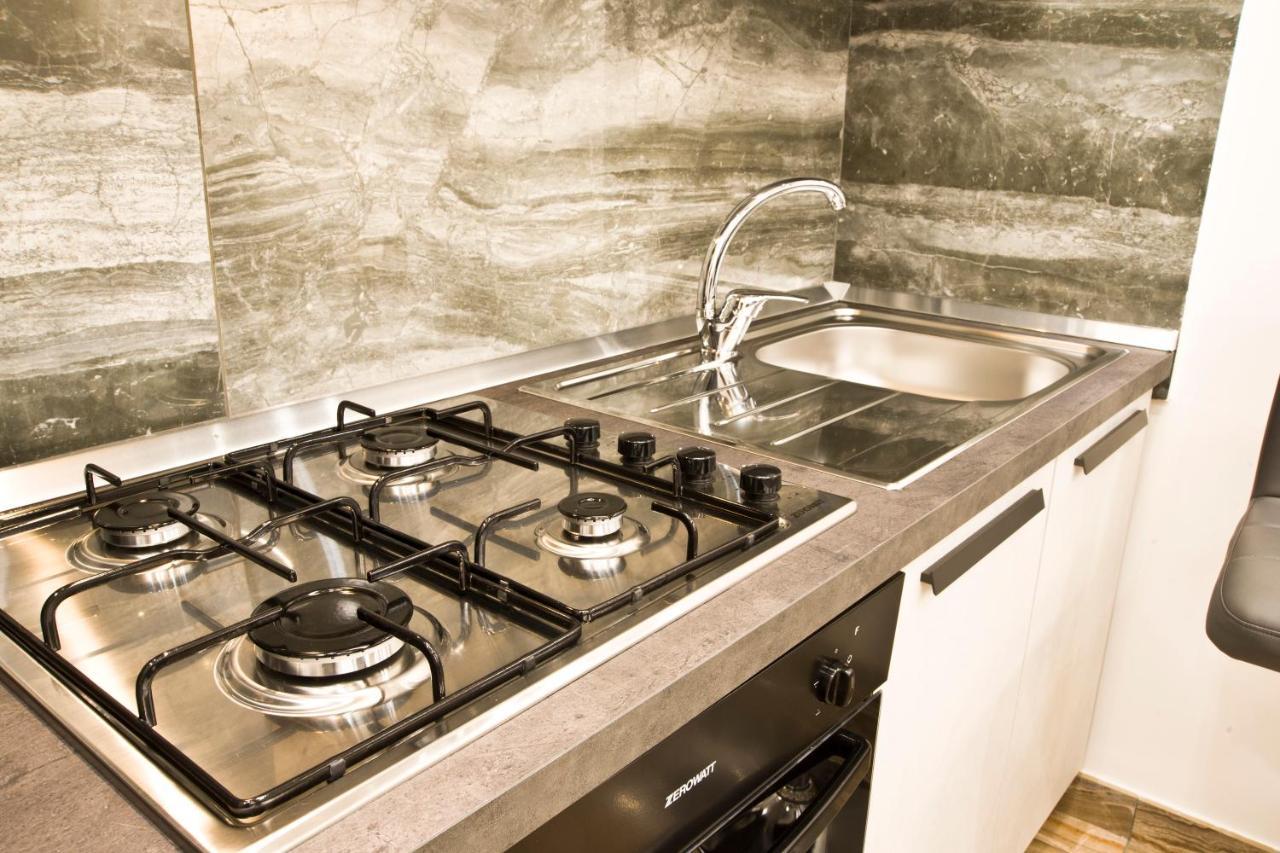 Suite Napoli Sotterranea Con Vasca Idromassaggio ภายนอก รูปภาพ
