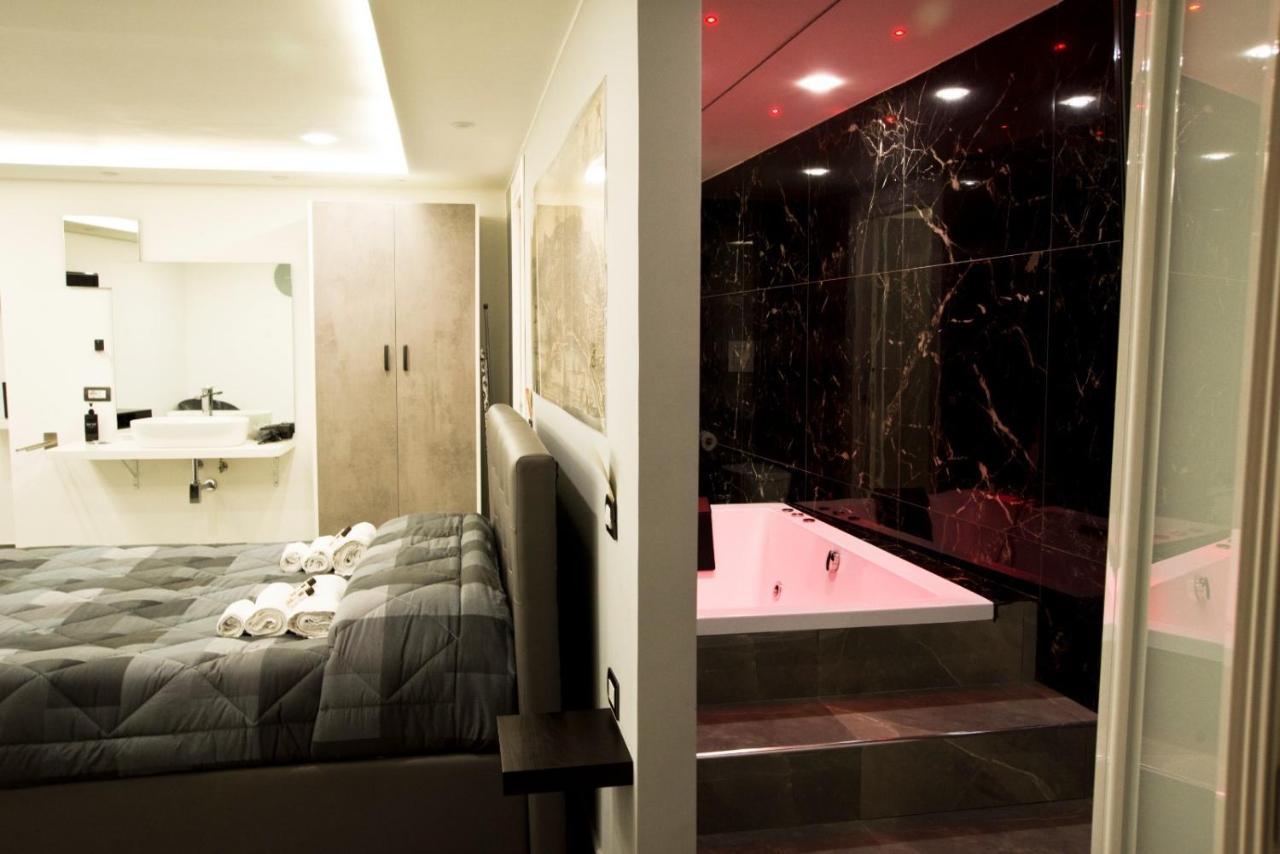 Suite Napoli Sotterranea Con Vasca Idromassaggio ภายนอก รูปภาพ