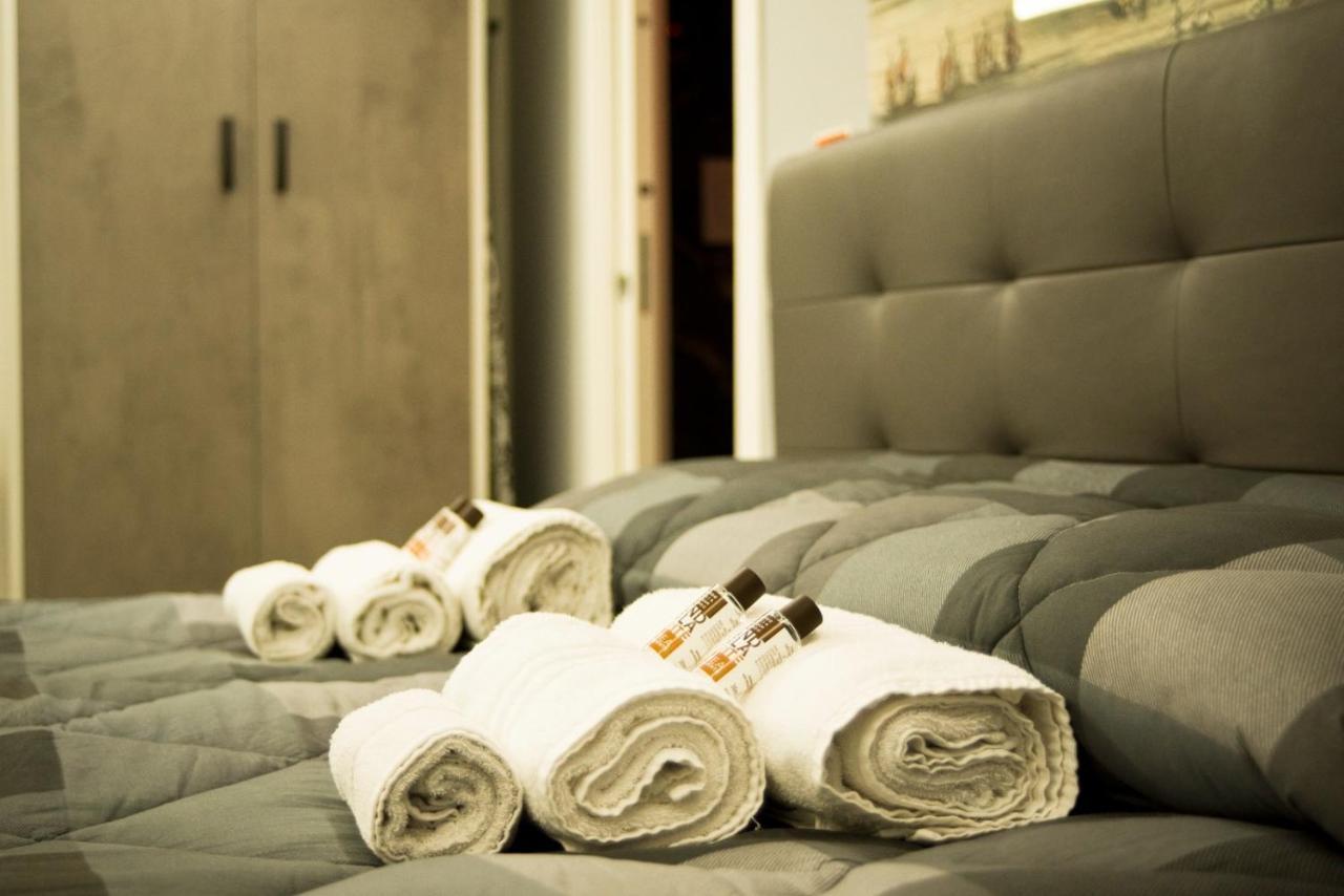 Suite Napoli Sotterranea Con Vasca Idromassaggio ภายนอก รูปภาพ