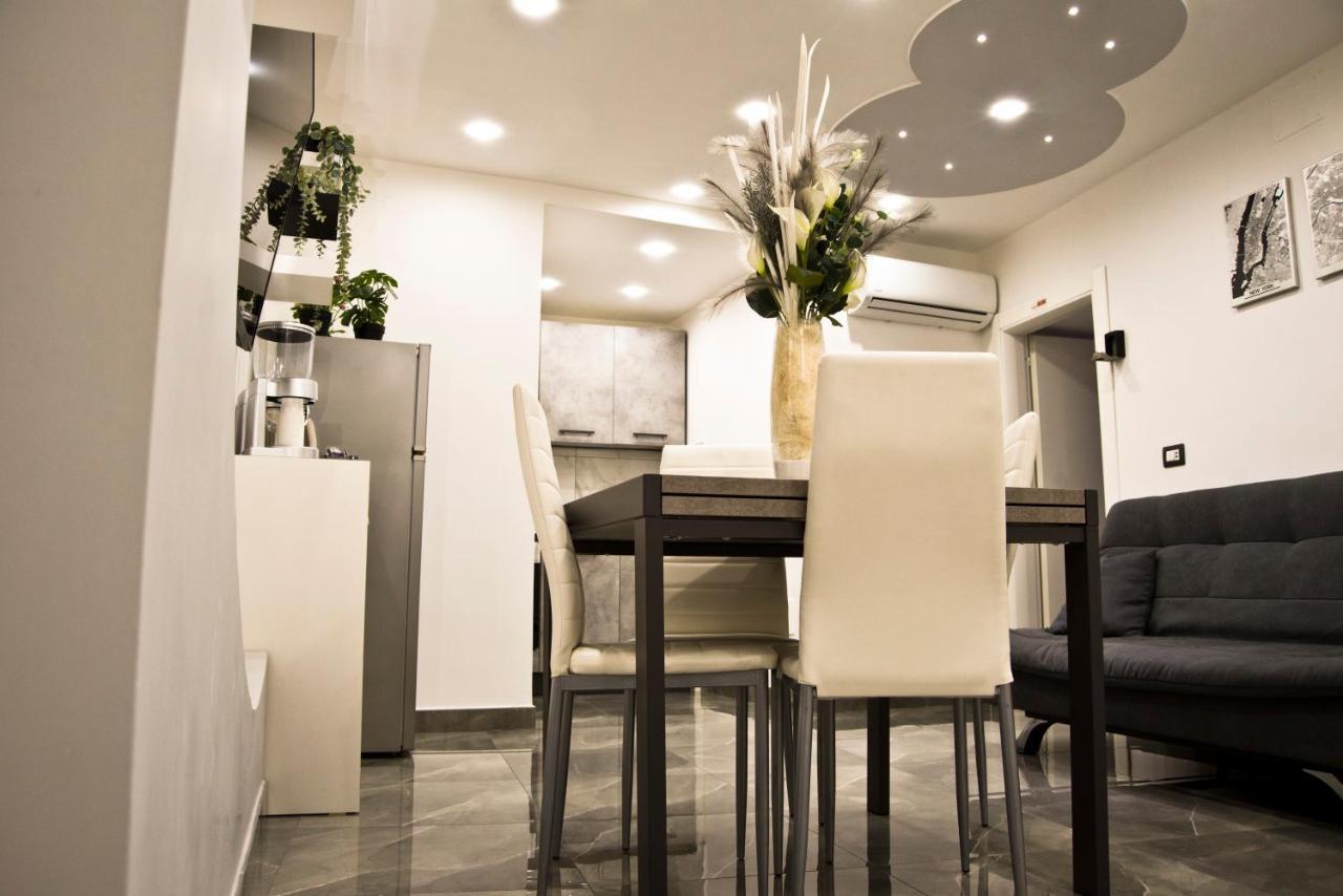Suite Napoli Sotterranea Con Vasca Idromassaggio ภายนอก รูปภาพ